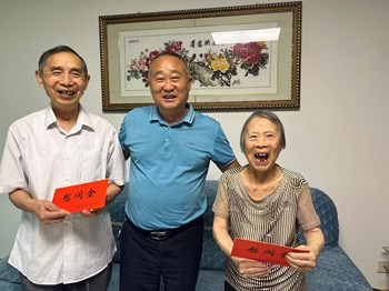 来自中秋前夕的慰问，八旬老兵夫妇喜笑颜开！